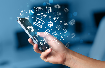 Handy mit Datenvolumen Handy mit verschiedenen Media-Icons